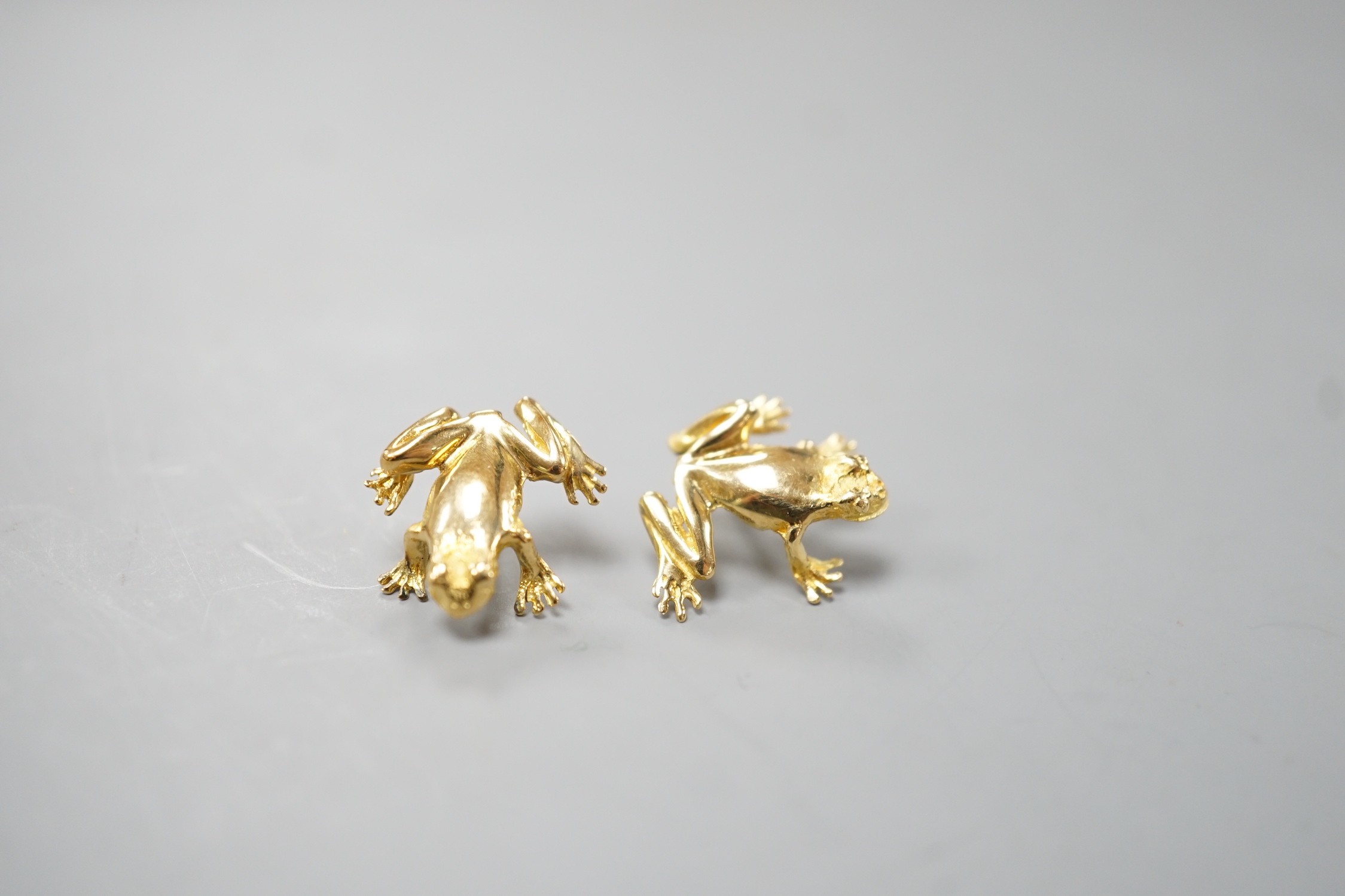 A pair of 750 yellow metal frog earrings, 15mm, 4.9 grams.